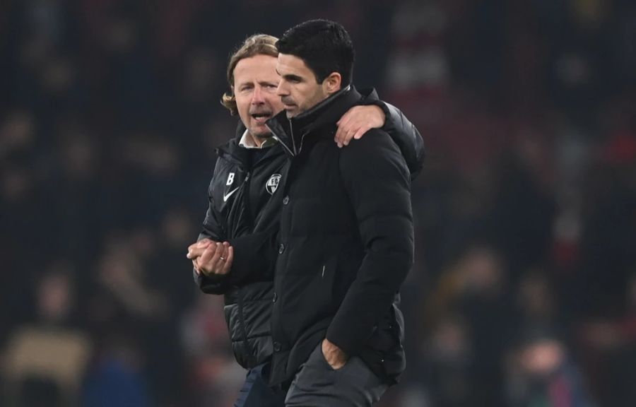 FCZ-Coach Bo Henriksen (l) kann mit der Leistung seiner Mannschaft zufrieden sein, muss Mikel Arteta dennoch gratulieren.