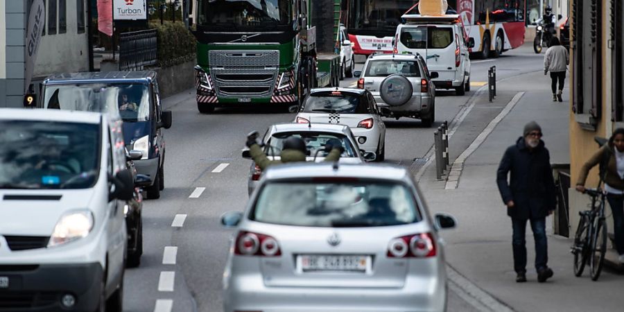 Dank geringerer Autodichte verglichen mit Europa in der Schweiz seltener: Stau, hier beim Lauitorkreisel in Thun. (Archivbild)