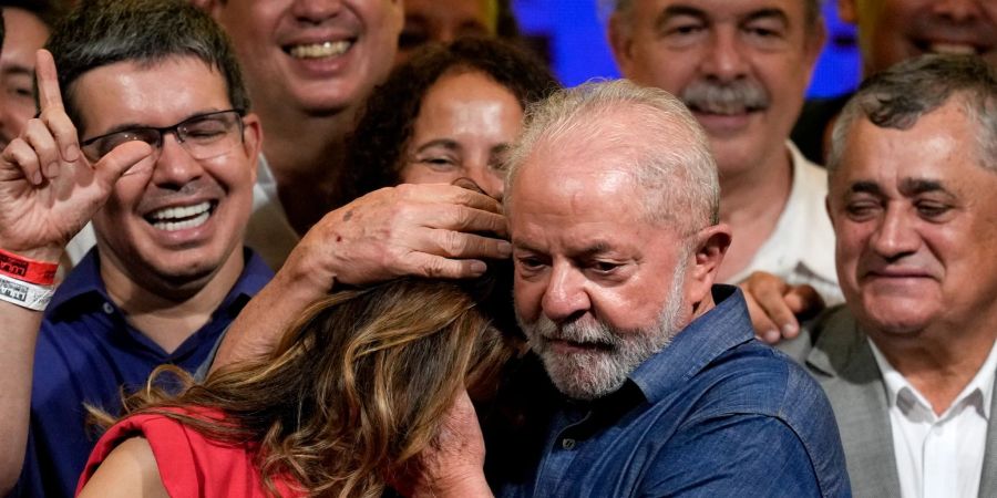 Luiz Inácio Lula da Silva umarmt seine Frau Rosangela.