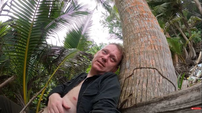 Knossi geht immer wieder an seine Grenzen. Hier kämpft er bei 7vsWild um sein Überleben. (Archivbild) knossi lebendig begraben