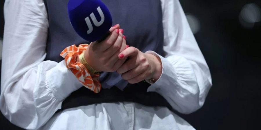 Mikrofon mit JU-Logo