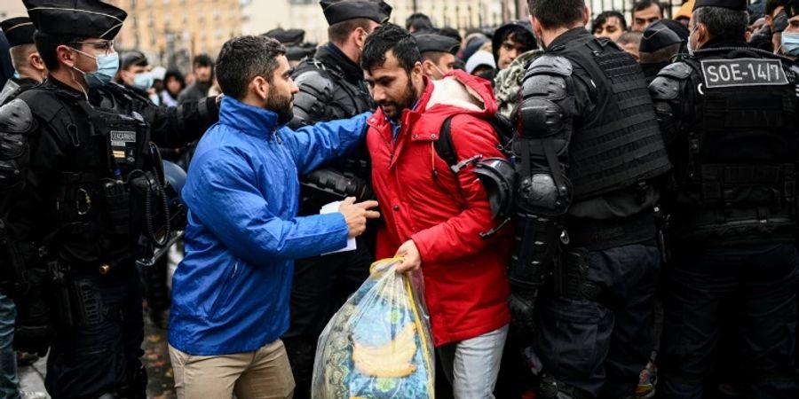 Evakuierung eines Flüchtlingslagers in Paris