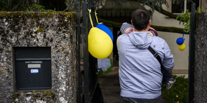 Ukrainische Flüchtlinge in der Schweiz müssen sich auf strengere Regeln bei der Sozialhilfe gefasst machen. Ukraine Flüchtlinge Schweiz