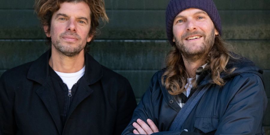 Peter Brugger (r), Sänger und Gitarrist, und Rüdiger „Rüde“ Linhof, Bassist, der Band Sportfreunde Stiller aufgenommen bei einem Interview.