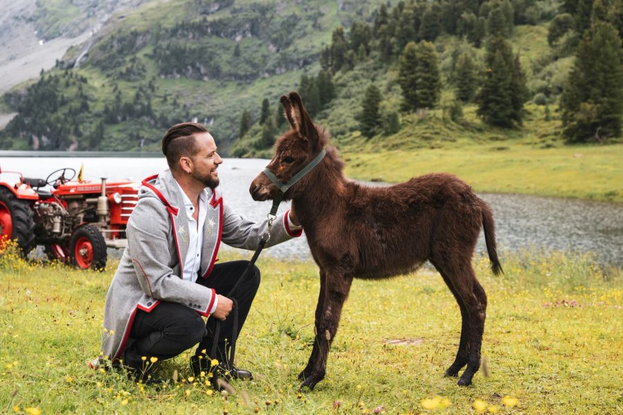 Mundart-Star Trauffer posiert mit Eseli.