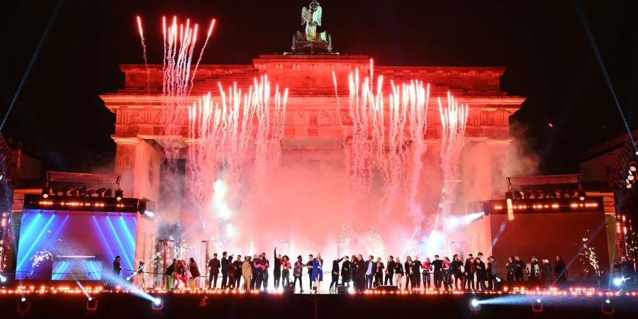 Das neue Jahr darf wieder am Brandenburger Tor gefeiert werden.