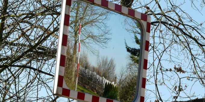 Ein Verkehrsspiegel (Symbolbild). signalisation