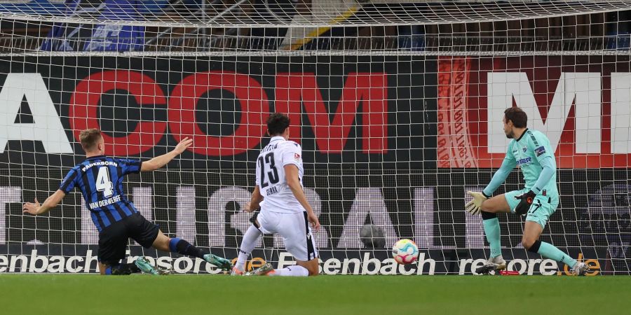 Janni Serra (M) erzielt den Treffer zur 1:0-Führung für Bielefeld gegen Jasper van der Werff (l) Torwart Leopold Zingerle vom SC Paderborn.