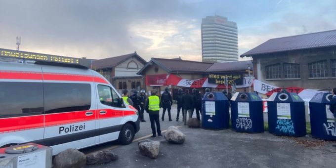 Das Zürcher Kesselhaus wird am Dienstagmorgen von der Polizei geräumt. kesselhaus