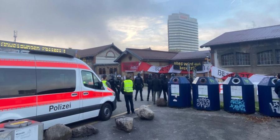 Das Zürcher Kesselhaus wird am Dienstagmorgen von der Polizei geräumt.