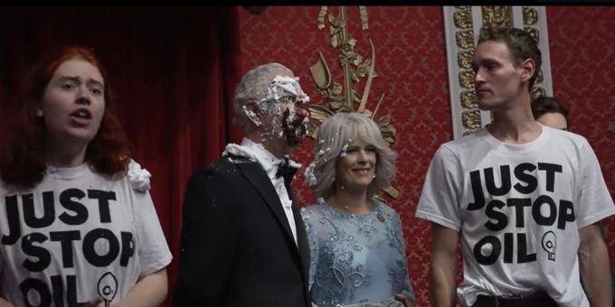 Bei Madama Tussauds in London haben Klimaaktivisten die Wachsfigur von König Charles III. mit Kuchen beschmiert. wachsfigur könig charles
