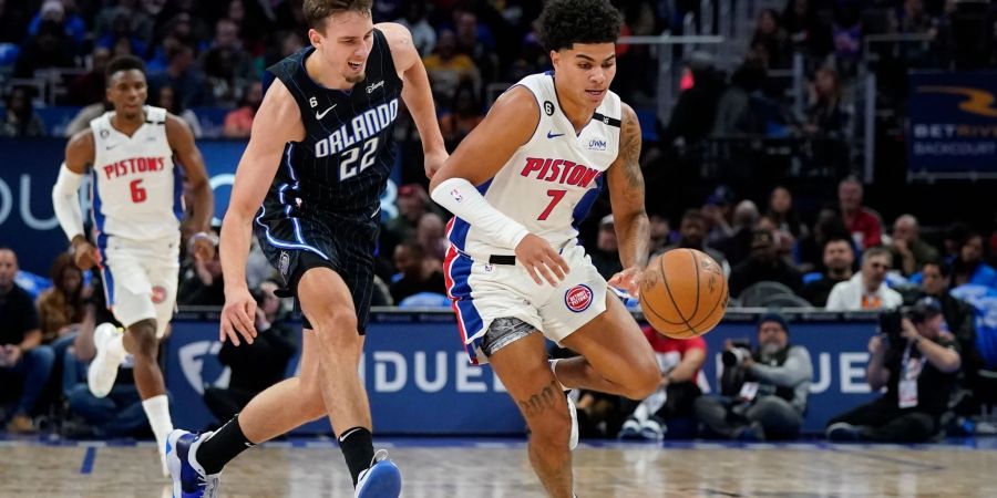 Orlando Magic-Forward Franz Wagner (l) und Detroit Pistons-Guard Killian Hayes jagen dem Ball nach.