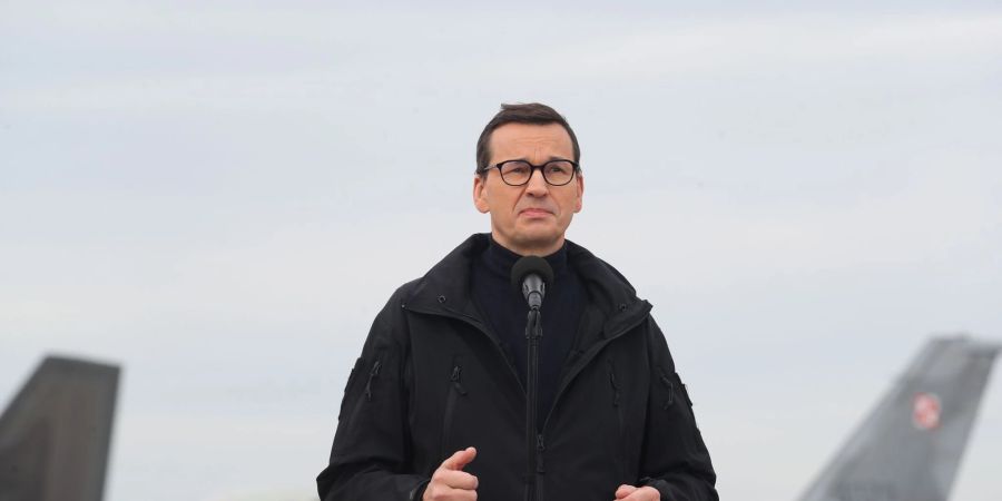 Polens Ministerpräsident Mateusz Morawiecki bei einer Pressekonferenz in Lask.
