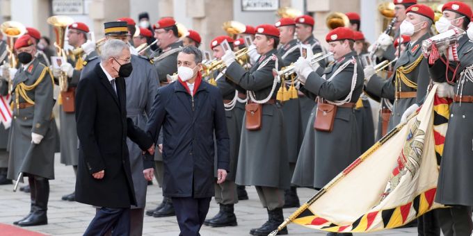 Der Schweizer Bundespräsident Ignazio Cassis und Österreichs Bundespräsident Alexander Van der Bellen beim Empfang mit militärischen Ehren im Rahmen des offiziellen Staatsbesuchs in Wien am Cassis Van der Bellen