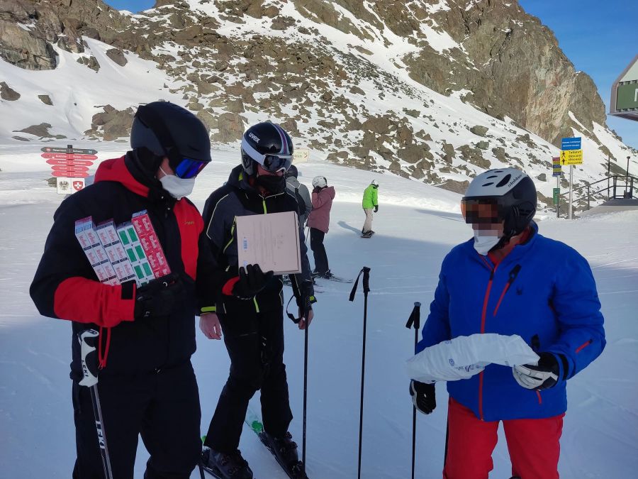 Die Zöllner kontrollieren einen Skifahrer.