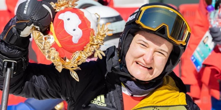 Anna-Lena Forster aus Deutschland jubelt über Platz zwei beim Para Ski Alpin in der Kategorie sitzend. Foto: Christoph Soeder/dpa