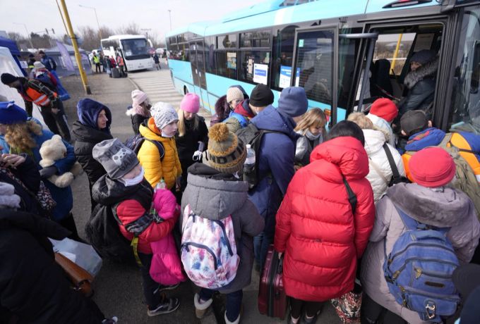 Ukrainische Flüchtlinge steigen in einen Bus, nachdem sie in der Slowakei angekommen sind. Ukraine Krieg