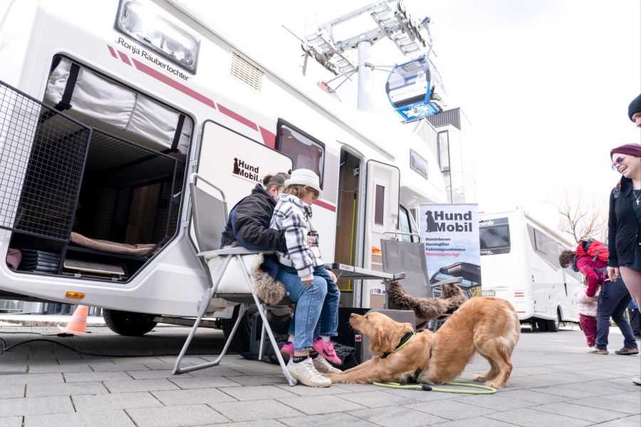 Wo andere ihre Velos transportieren, reist bei «Hund Mobil» der Vierbeiner. Ihre Wohnmobile kann man mieten, was für Wohnmobil-Interessierte ganz allgemein eine gute Idee ist. Bevor man zum grossen Portemonnaie greift und einen Van kauft, nur um zu merken, dass man lieber einen Liner hätte, lohnen sich ein, zwei Wochen «Camper auf Probe» auf jeden Fall.