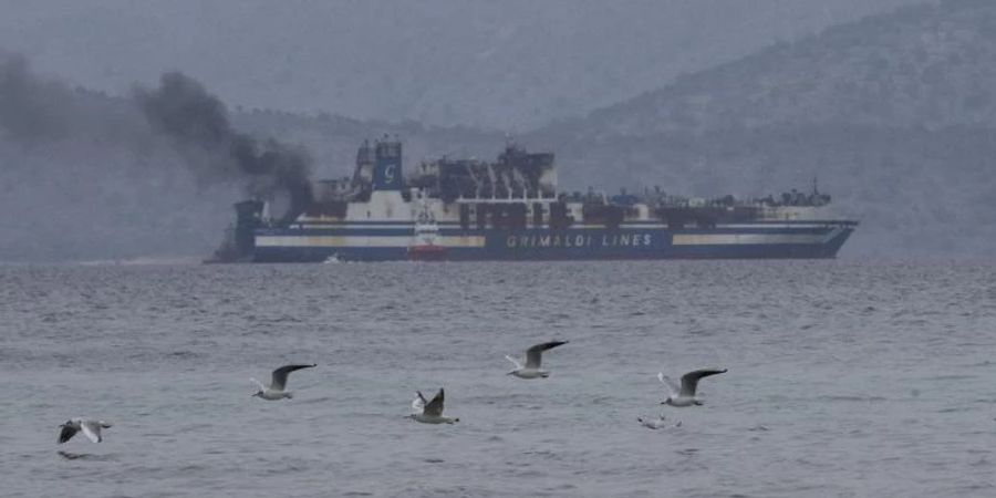 Die Autofähre «Euroferry Olympia» ist in den Hafen der westgriechischen Küstenstadt Astakos geschleppt worden. Foto: Petros Giannakouris/AP/dpa