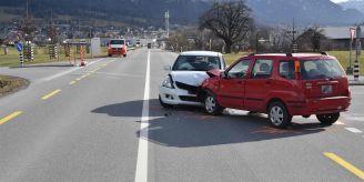 Landquart GR - Beim Einfahren mit Auto aus Gegenrichtung kollidiert