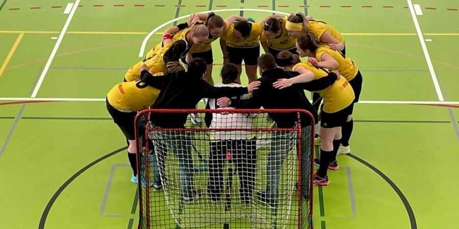 Das Damen-Team des Unihockey Wilderswil-Interlaken beim Schlachtruf. - Interlaken