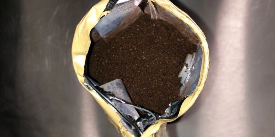 Eine der Kaffeepulververpackungen mit schwarz gefärbtem Kokain wurde vom Zoll geöffnet.