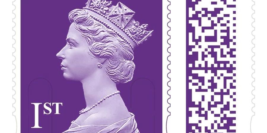 Eine der neuen Briefmarken an dem ein QR-Code angebracht ist. Mit den QR-Codes wird es künftig möglich sein Nachrichten, Videos und andere Informationen digital abzurufen. Foto: Royal Mail/PA Media/dpa