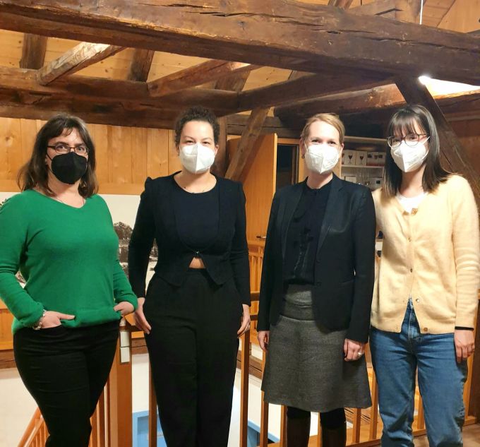 Nevin Hammad mit der Präsidentin der Kreisschulbehörde Waidberg Gabriela Rothenfluh, Kantonsrätin Sylvie Fee Matter und Gemeindrätin Ursula Näf bildung