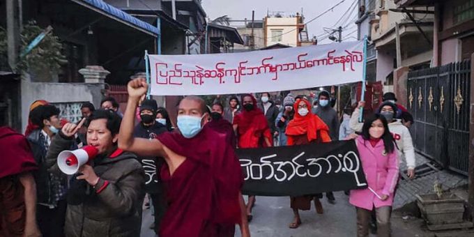 Junge Aktivisten und buddhistische Mönche bei einer Protestkundgebung gegen die Militärregierung in Mandalay. Auf dem Transparent steht in burmesischer Sprache: «Wer wagt es, auf der anderen Seite des Volkswillens zu stehen.». Foto: Uncredited/AP Photo/dpa Junge Aktivisten und buddhistische Mönche bei einer Protestkundgebung gegen die Militärregierung in Mandalay. Auf dem Transparent steht in burmesischer Sprache: «Wer wagt es, auf der anderen Seite des Volkswillens zu stehen.». Foto: Uncredited/AP Photo/dpa