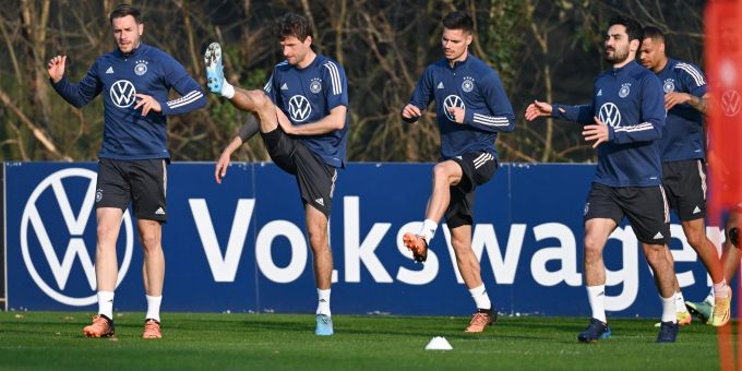 Die deutsche Nationalmannschaft um Christian Günther, Thomas Müller und Julian Weigl (l-r) im Abschlusstraining vor dem Israel-Spiel. Die deutsche Nationalmannschaft um Christian Günther, Thomas Müller und Julian Weigl (l-r) im Abschlusstraining vor dem Israel-Spiel.