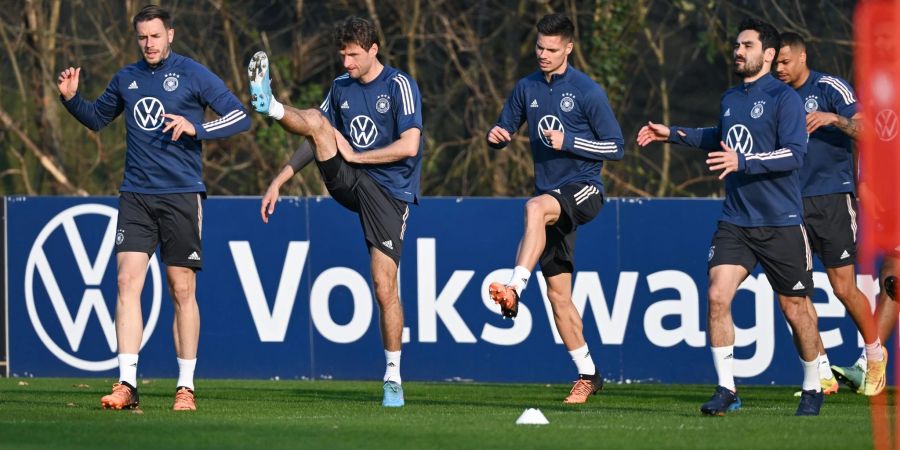 Die deutsche Nationalmannschaft um Christian Günther, Thomas Müller und Julian Weigl (l-r) im Abschlusstraining vor dem Israel-Spiel.