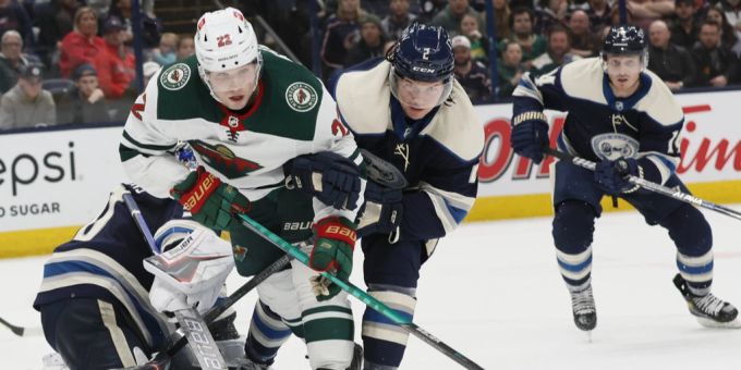 Kevin Fiala (l) und die Minnesota Wild geraten gegen die Blue Jackets in Bedrängnis. Kevin Fiala