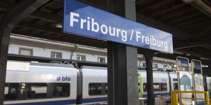 Ein Schild in deutscher und französischer Sprache beim Bahnhof in Fribourg, aufgenommen am Samstag, 25. August 2012. Bahnhof Freiburg Fribourg
