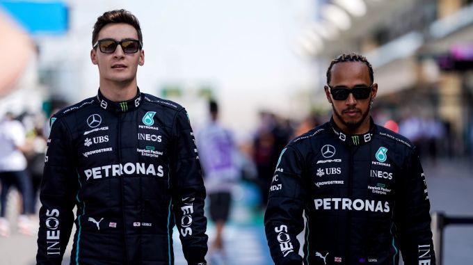 George Russell und Lewis Hamilton (Mercedes) beim Vorsaison-Test der Formel 1 in Bahrain. Lewis Hamilton George Russell