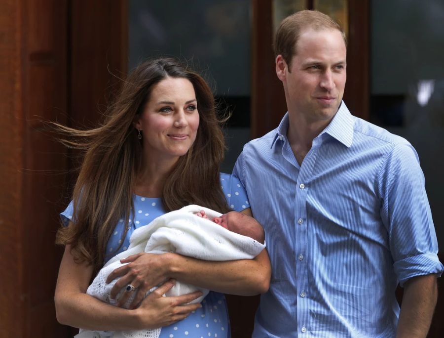 Nur einen Tag nach der Geburt traten William und Kate mit Söhnchen George in die Öffentlichkeit.