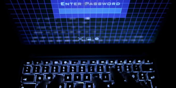 Passwörter sollten mindestens 15 Zeichen lang sein – mit Zahlen, Sonderzeichen sowie Gross- und Kleinbuchstaben. Laptop Tastatur Passwort Beleuchtung