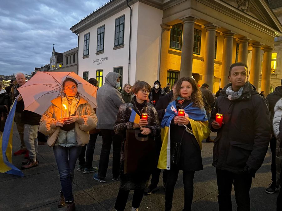 Mit Kerzen wollen die Demonstranten in Zürich ein Zeichen setzen.