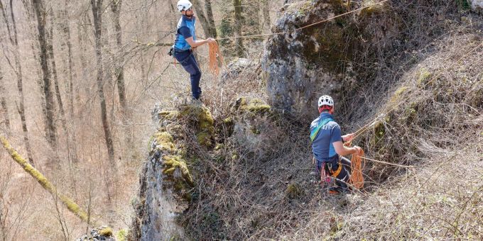 Kletter-Spezialisten der Polizei sind im Einsatz bei einer Suchaktion im Fall Sonja Engelbrecht in einem Wald Nähe Kipfenberg im Landkreis Eichstätt. Kletter-Spezialisten der Polizei sind im Einsatz bei einer Suchaktion im Fall Sonja Engelbrecht in einem Wald Nähe Kipfenberg im Landkreis Eichstätt.