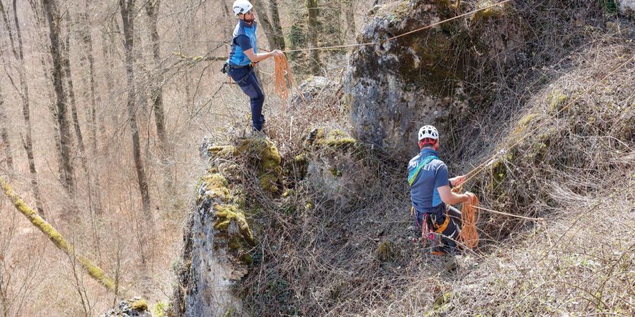 Kletter-Spezialisten der Polizei sind im Einsatz bei einer Suchaktion im Fall Sonja Engelbrecht in einem Wald Nähe Kipfenberg im Landkreis Eichstätt.