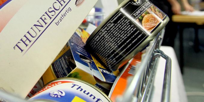 Damit Thunfisch in der Dose nicht austrocknet, wird entweder Öl oder Wasser hinzugegeben. Damit Thunfisch in der Dose nicht austrocknet, wird entweder Öl oder Wasser hinzugegeben.