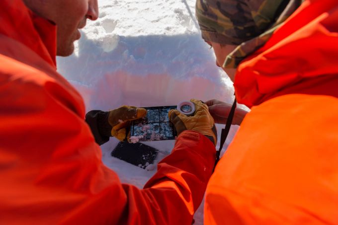 Fabiano Monti und sein Team analysieren den Schnee, um die Lawinengefahr beurteilen zu können. Lawinenforscher Monti Livigno