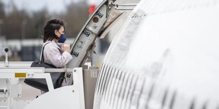 Aussenministerin Annalena Baerbock verzichtet bei ihrem Antrittsbesuch in Madrid auf ein Regierungsflugzeug und reist stattdessen per Linienflug. Foto: Fabian Sommer/dpa