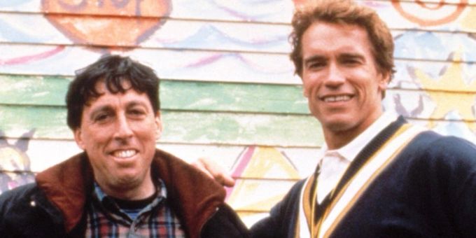 Ivan Reitman (l.) und Arnold Schwarzenegger bei den Dreharbeiten zu «Kindergarten Cop» (1990). Arnold Schwarzenegger