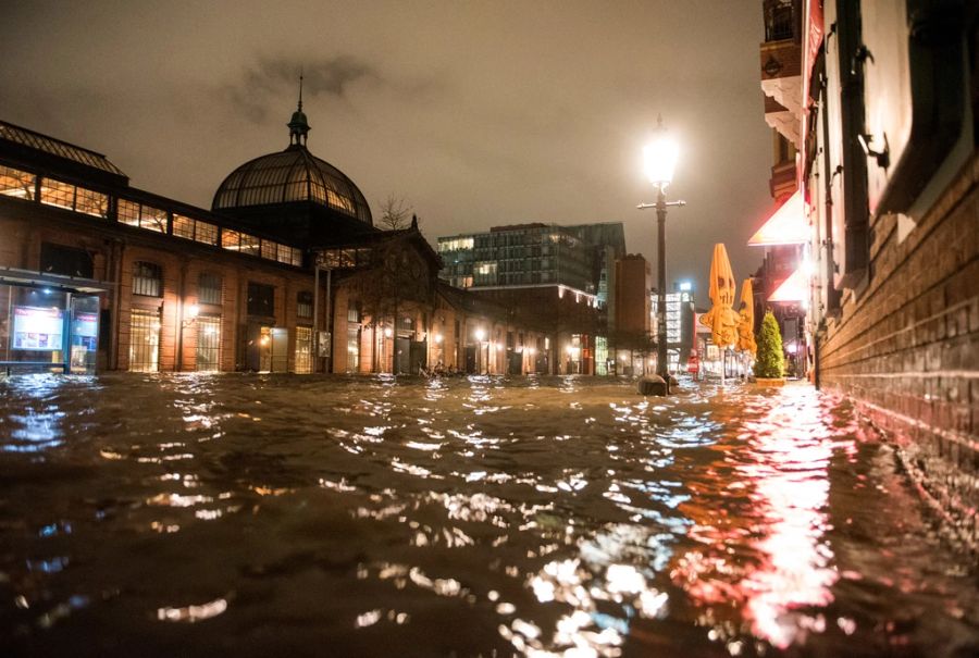 Der Fischmarkt mit der Fischauktionshalle an der Elbe in Hamburg steht wegen einer Sturmflut unter Wasser.