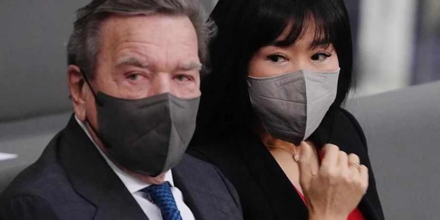 Altkanzler Gerhard Schröder und seine Frau Soyeon Schröder-Kim vor der Kanzlerwahl 2021 auf der Tribüne des Bundestages. Foto: Kay Nietfeld/dpa