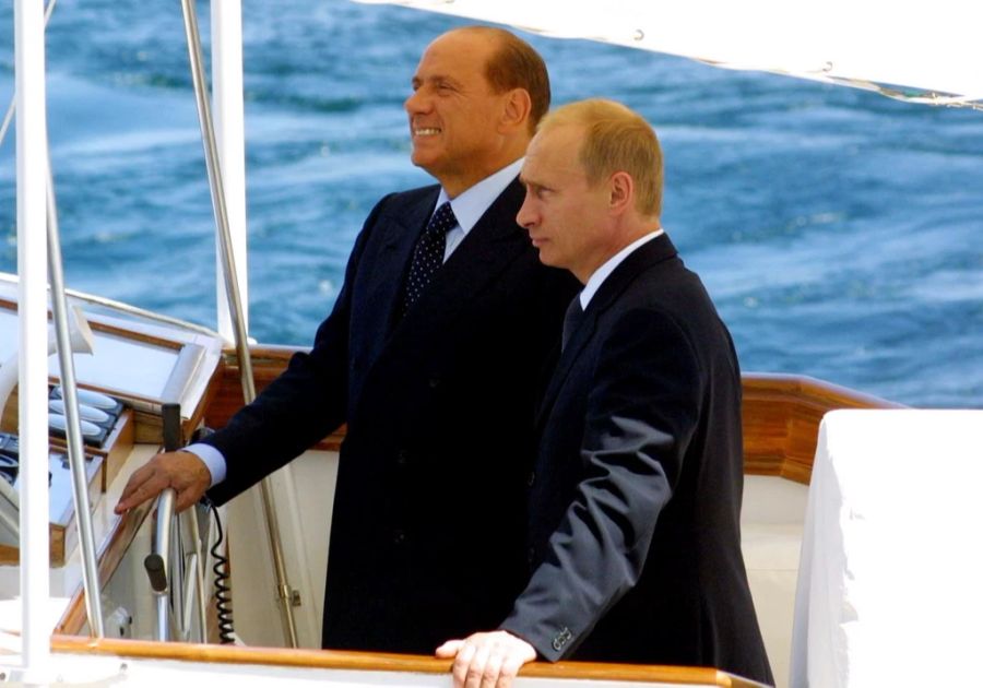 Wladimir Putin und der damalige italienische Premierminister Silvio Berlusconi auf einer Jacht am 30. August 2003.