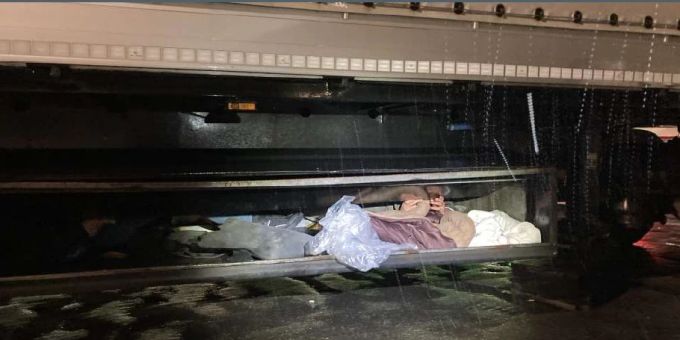 Unter Lastwagen - Ösi-Polizei entdeckt 40 Flüchtlinge in «Horrorkisten»