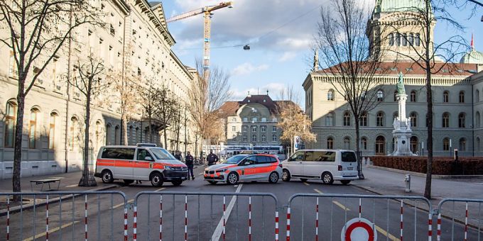 Kein Durchkommen: die Polizei hatte die Zufahrtsstrassen zum Bundesplatz abgesperrt. Kein Durchkommen: die Polizei hatte die Zufahrtsstrassen zum Bundesplatz abgesperrt.