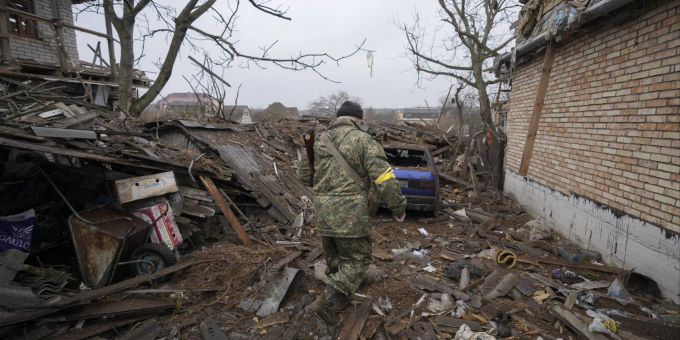 Andrey Goncharuk, 68, luft durch ein von einem russischem Beschuss zerstörtes Wohngebiet in Gorenka bei Kiew. Im Ukraine Konflikt wird weiterhin erbittert gekämpft. Ukraine Konflikt