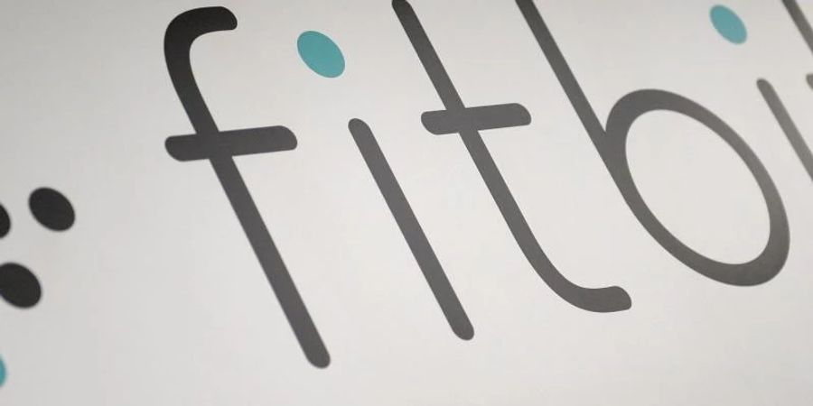 Bei der Iconic Smartwatch von Fitbit kann sich der Akku überhitzen, das Unternehmen hat 1,7 Millionen Geräte freiwillig zurückgerufen. Foto: picture alliance / Britta Pedersen/dpa